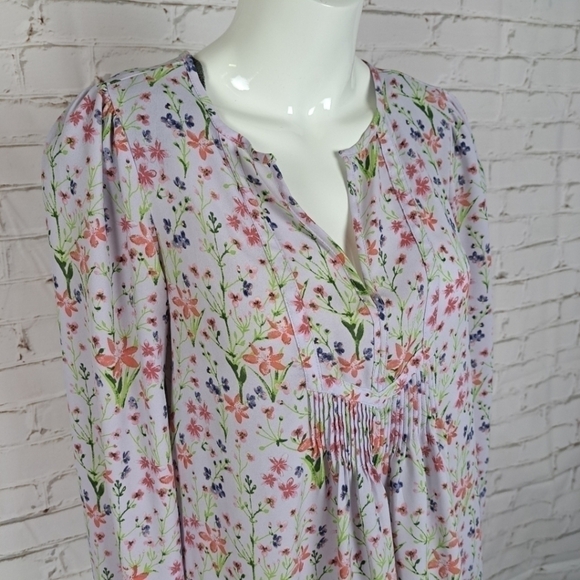 𝅺GAP Lavender Floral Pintuck Blouse with‎ Split Neck - Picture 3 of 9